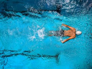 Criança em sessão de hidroterapia em piscina aquecida — Aviv Terapias